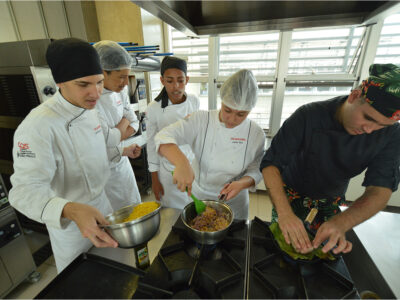 Especialista técnico poderá trabalhar em cozinhas profissionais, buffets, restaurantes, hotéis e cruzeiros marítimos | Foto: Roberto Sungi