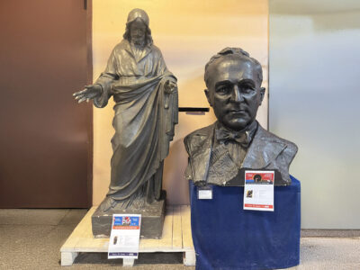 Entre as peças apresentadas, busto de Getúlio Vargas, do artista Laurindo Galante, e o Cristo feito por um aluno | Foto: Divulgação
