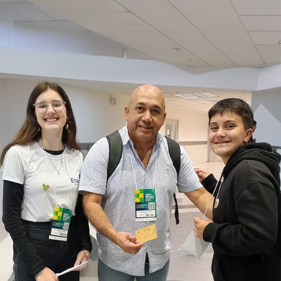 Estudantes propõem sacola feita de folhas caídas das árvores, biodegradável e capaz de ser absorvida pelo ecossistema l Foto: Divulgação