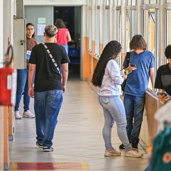 Quem concorre a uma vaga para cursos da modalidade online recebe a convocação na sexta-feira (18) | Foto: Roberto Sungi