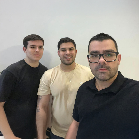 Algo em comum: os filhos Bernardo e Carlos, e o pai Anselmo estudaram em unidades do Centro Paula Souza l Foto: Divulgação