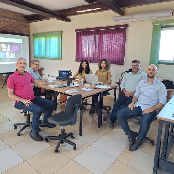 Diretor da Fatec Jaboticabal, à esquerda, de camisa rosa, participa da primeira reunião como integrante do órgão municipal l Foto: Divulgação