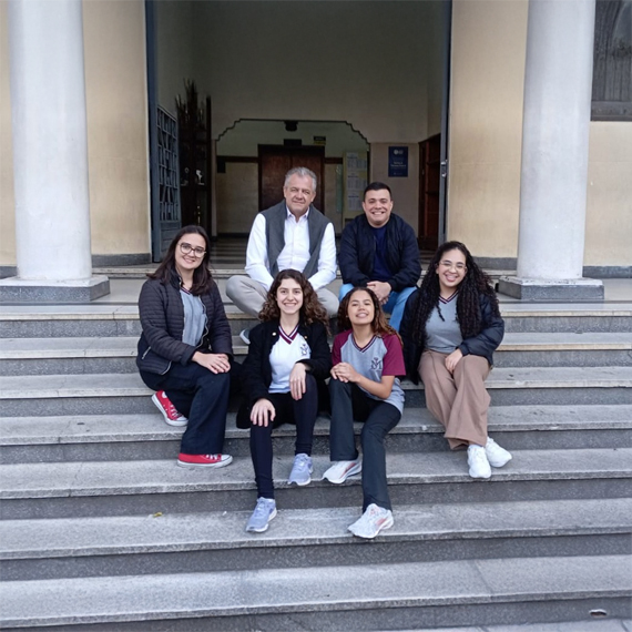 As alunas Lara, Júlia, Isabelle e Eduarda e os professores Carlos Martini (coordenador do curso) e Bruno Castro l Foto: Divulgação