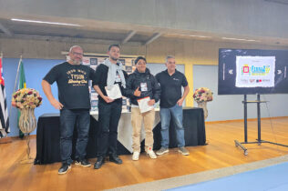 Professor Alex, José Felipe, Gustavo e o coordenador da Fatec Ferraz de Vasconcelos, Fernando Juabre Muçoucah l Foto: Divulgação