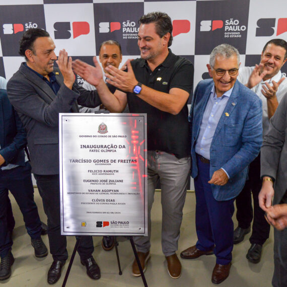 Vice-governador, Felício Ramuth (à esq., de blazer cinza) participa do descerramento da placa de inauguração