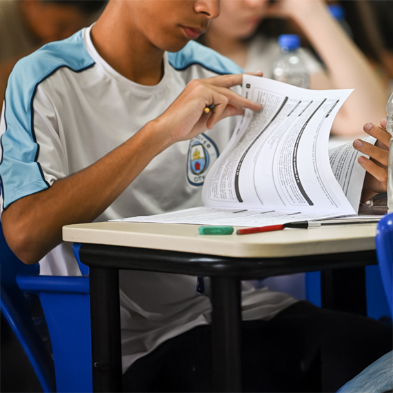 Etecs disponibilizam computadores com acesso à internet para candidatos que necessitarem de apoio para pedir o benefício | Foto: Roberto Sungi