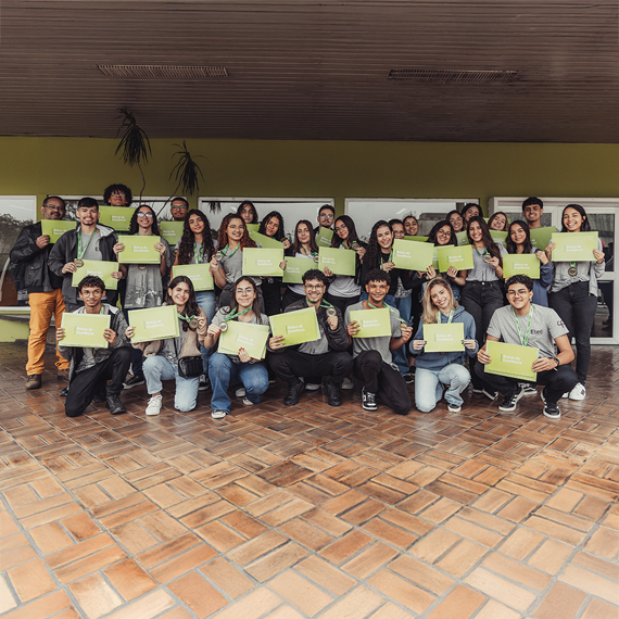 Estudantes da Etec e do Instituto Federal de Cubatão durante cerimônia de entrega das bolsas l Foto: acervo do Instituto Usiminas