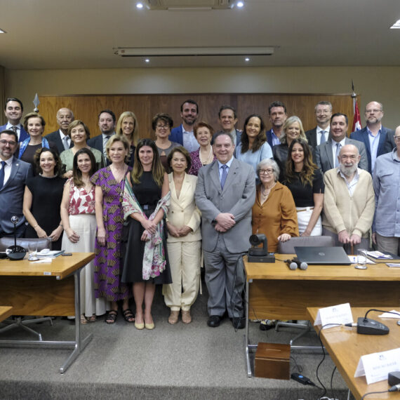 Integrantes do Conselho Estadual de Educação de São Paulo posam em essão plenária especial | Foto: Divulgação CEE-SP
