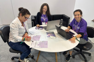 Grupo de avaliadoras durante os últimos momentos antes da entrega das notas finais dos projetos | Foto: Divulgação