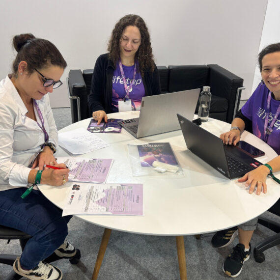 Grupo de avaliadoras durante os últimos momentos antes da entrega das notas finais dos projetos | Foto: Divulgação