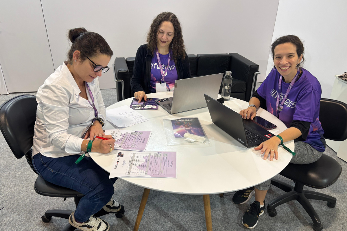 Grupo de avaliadoras durante os últimos momentos antes da entrega das notas finais dos projetos | Foto: Divulgação