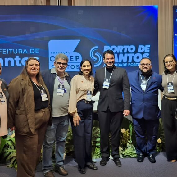 Vice-presidente do Centro Paula Souza, Maycon Geres (de preto, ao centro) fez a palestra de abertura do evento em Santos l Foto: Divulgação