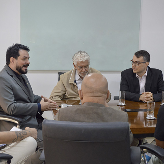 Da esq. para a dir., Maycon Geres, Cesar Callegari e Claudio Anjos no CPS: a arte nas diretrizes da base curricular | Foto: Roberto Sungi