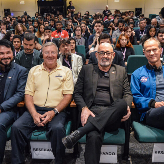 Da esq. para a dir. Maycon Geres, James Shelton Voss, Clóvis Dias, e Thomas Henry Marshburn | Foto: Roberto Sungi