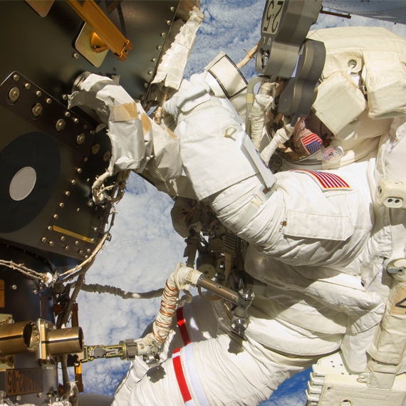 Membros da Associação de Exploradores do Espaço já estiveram em órbita ao menos uma vez; eles falam aos estudantes do CPS | Foto: NASA