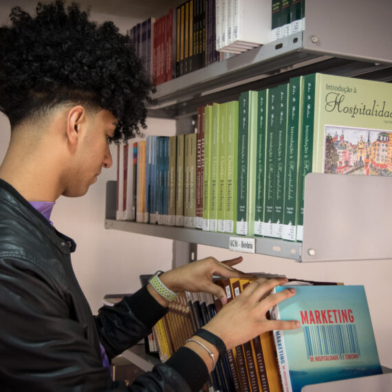 Participantes podem consultar os conteúdos abordados no Vestibulinho das Etecs no Manual do Candidato | Foto: Roberto Sungi