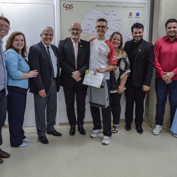 Cauã recebe o certificado das mãos de Clóvis Dias e Maycon Geres, preseidente e vice; à dir. os pais do estudante | Foto: Roberto Sungi