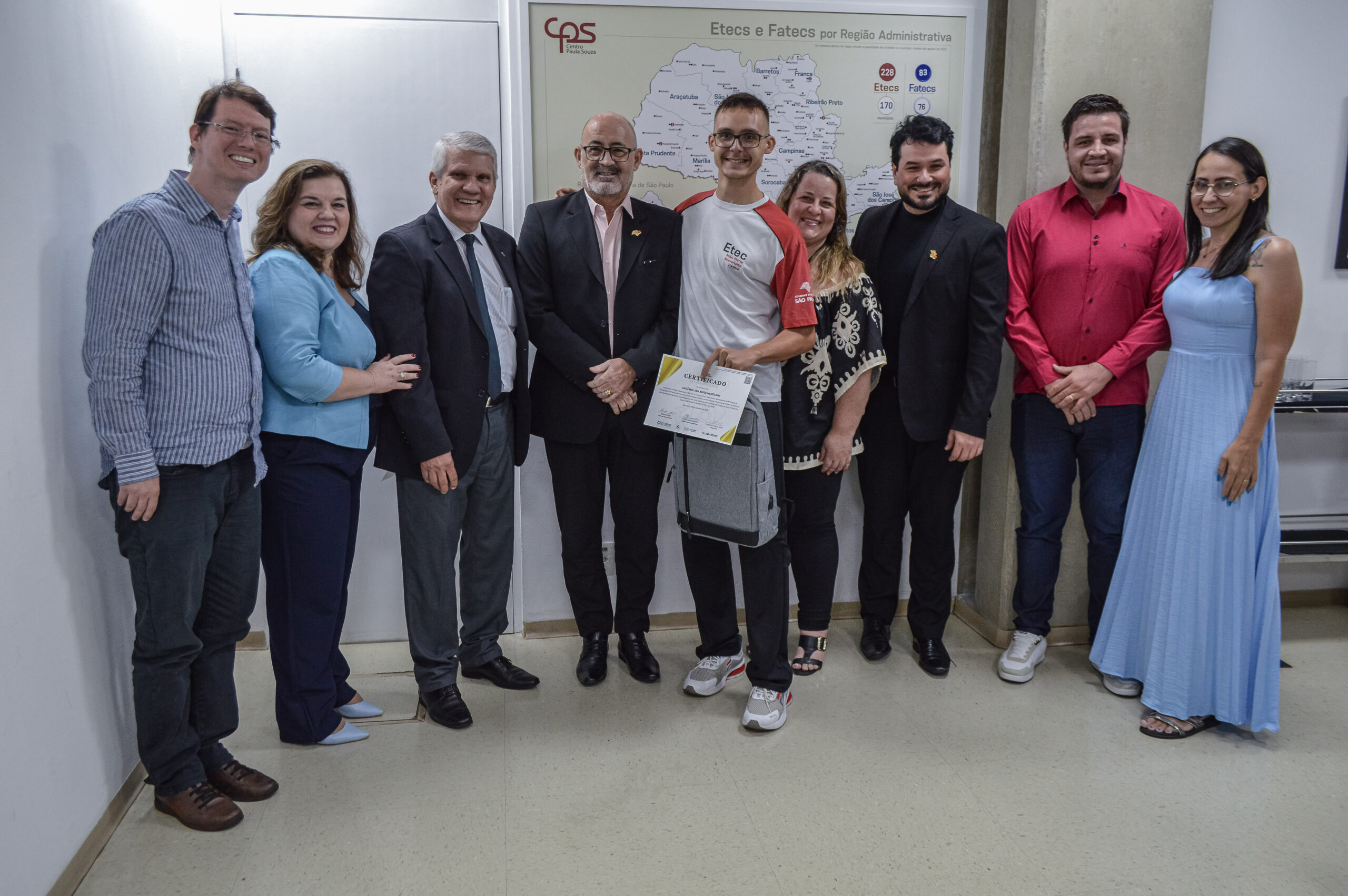 Cauã recebe o certificado das mãos de Clóvis Dias e Maycon Geres, preseidente e vice; à dir. os pais do estudante | Foto: Roberto Sungi