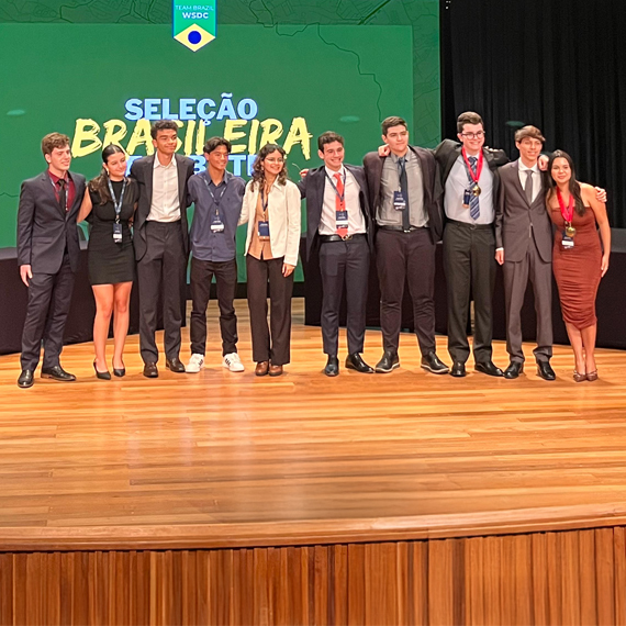 Carlos, o quarto a partir da esq., começa a treinar a fim de conquistar uma vaga para a “Copa do Mundo” dos debates do Ensino Médio | Foto: Divulgação
