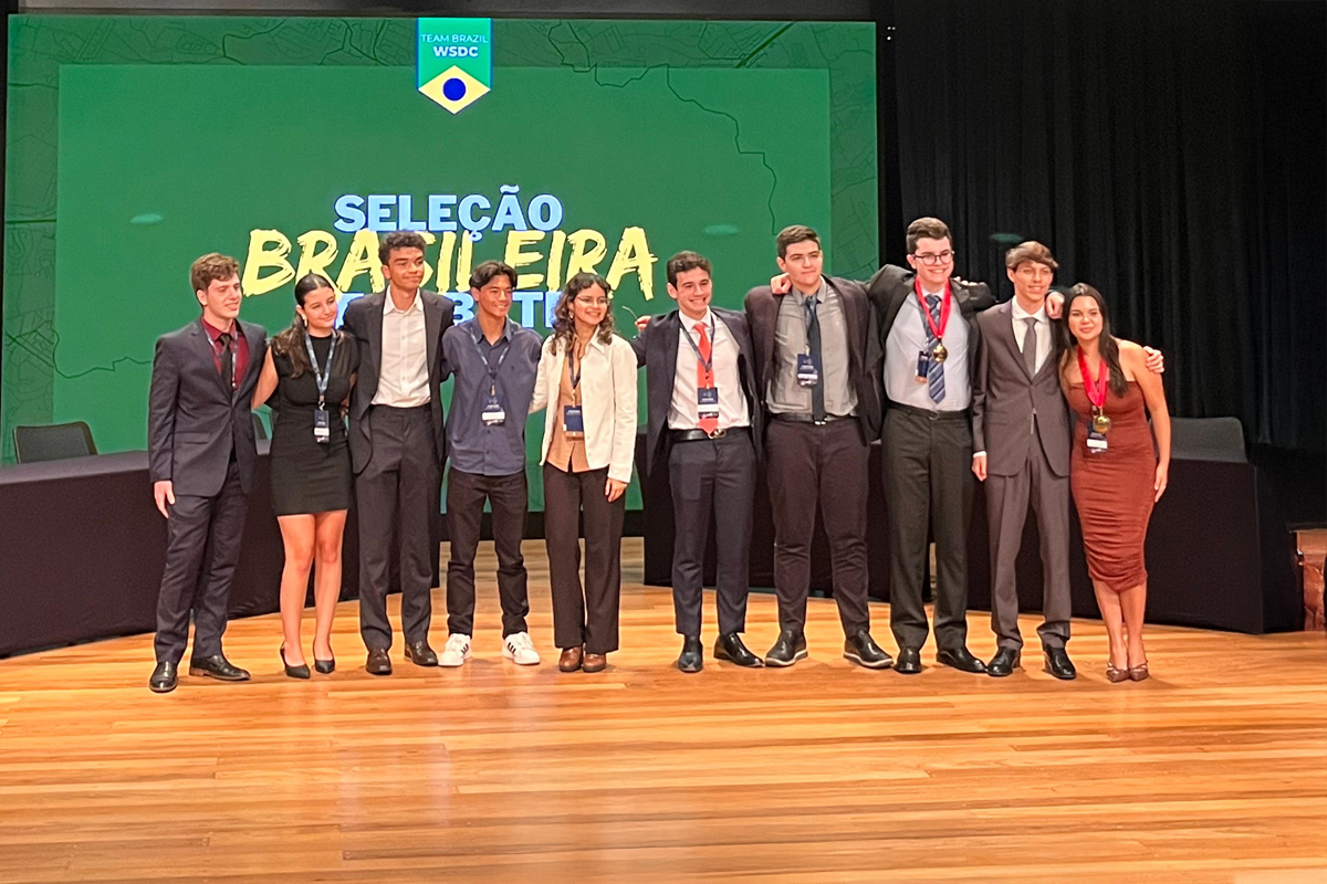 Carlos, o quarto a partir da esq., começa a treinar a fim de conquistar uma vaga para a “Copa do Mundo” dos debates do Ensino Médio | Foto: Divulgação