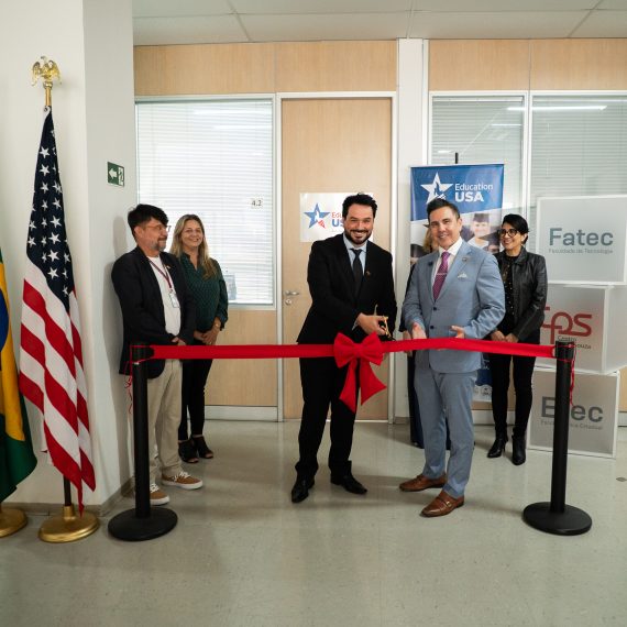 Ao lado do Cônsul Geral dos Estados Unidos, o vice-presidente do CPS (à esq.) corta a faixa inaugural do EducationUSA | Foto: Matheus Avelar