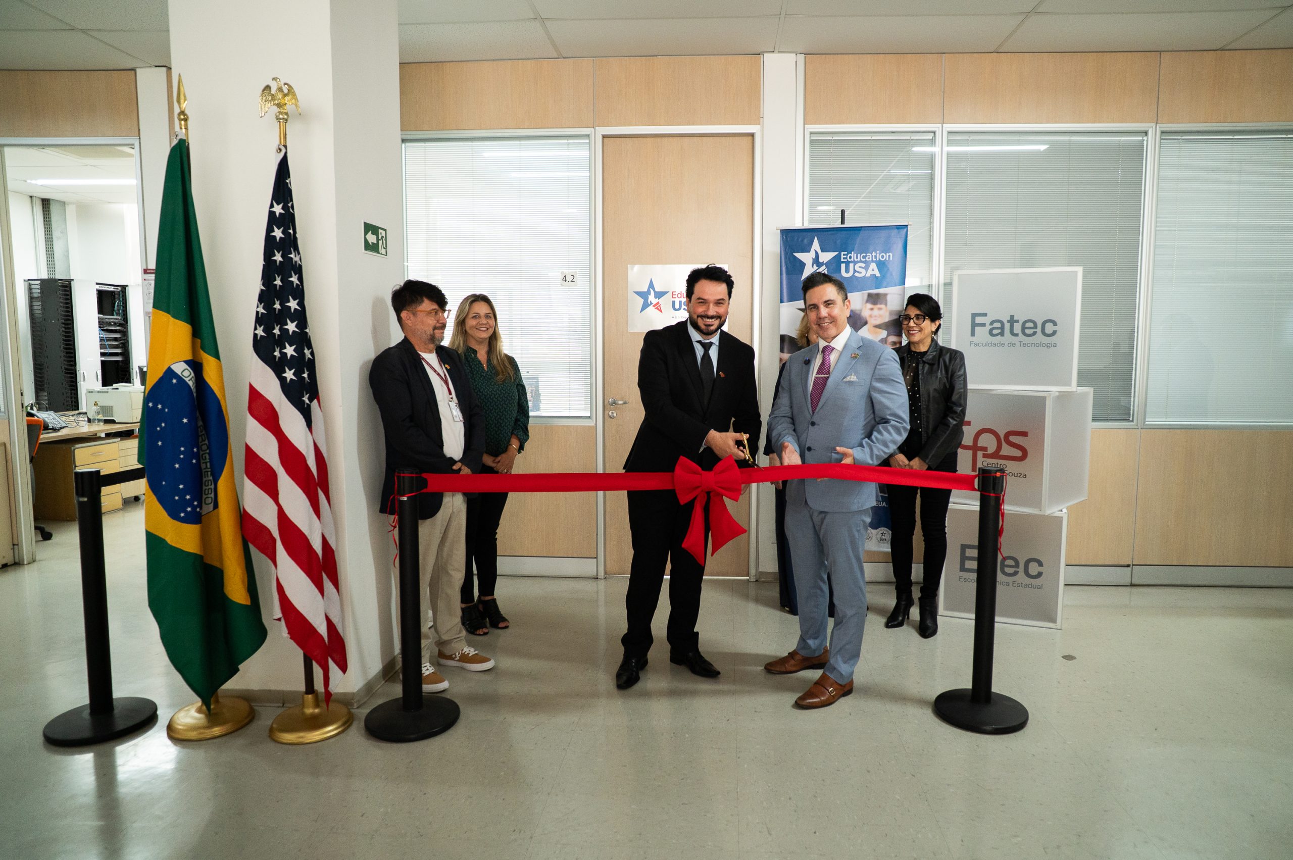 Ao lado do Cônsul Geral dos Estados Unidos, o vice-presidente do CPS (à esq.) corta a faixa inaugural do EducationUSA | Foto: Matheus Avelar