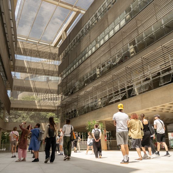 Alunos e professores da Faculdade de a