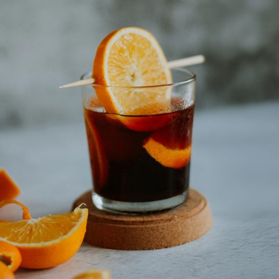 O vermute é indispensável na elaboração de drinques clássicos, como dry martini e negroni | Foto: Gaby Yerden/Unsplash