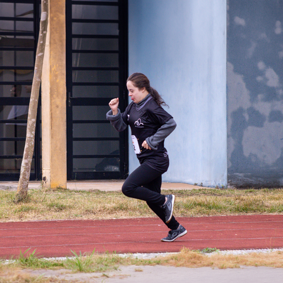 Portadora de Síndrome de Down, Giovana Carvalho participou de sua primeira corrida de revezamento | Foto: Fernando Blade