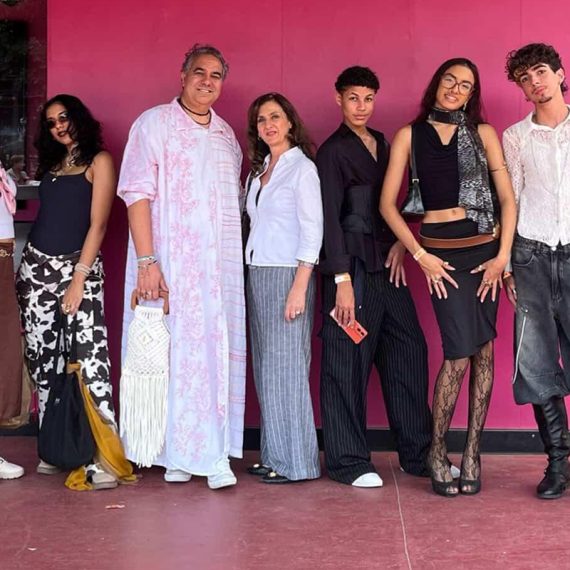 Ladeados pelos alunos, os professores Vagner Carvalheiro e Claudia Stefanelli participam de exposição no Mis Experience | Foto: Divulgação