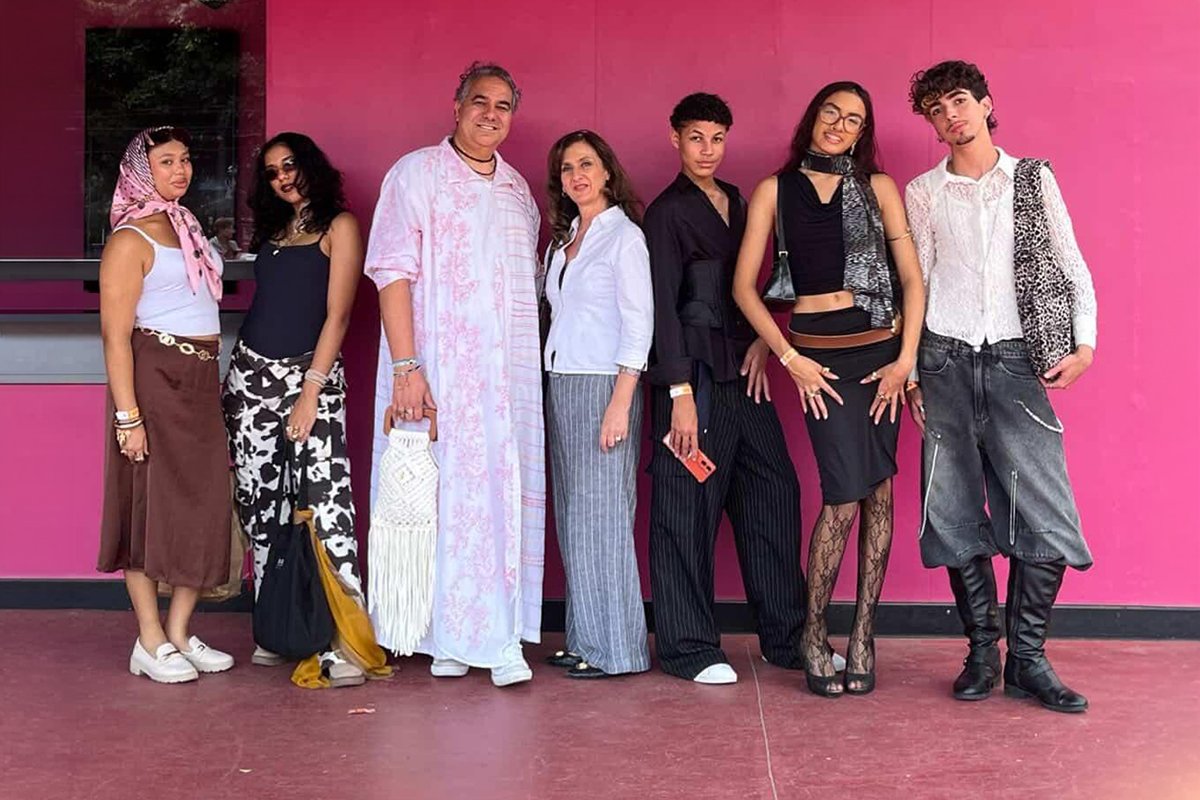 Ladeados pelos alunos, os professores Vagner Carvalheiro e Claudia Stefanelli participam de exposição no Mis Experience | Foto: Divulgação