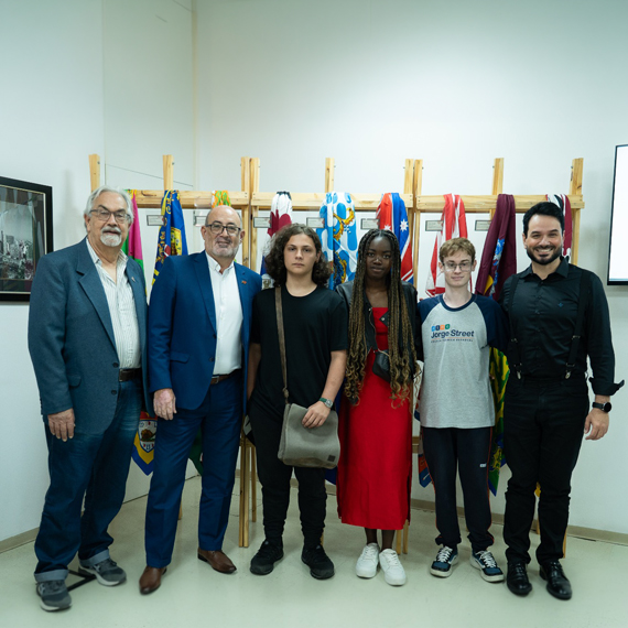 Vezio Nardini, do Circolo Toscano, Clóvis Dias e Maycon Geres com os três estudantes premiados em evento no CPS | Foto: Matheus Avelar
