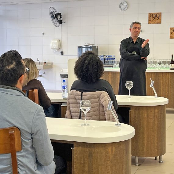 Ricardo Castanho coordena a aula e a degustação técnica no Laboratório de Enologia | Foto: Divulgação