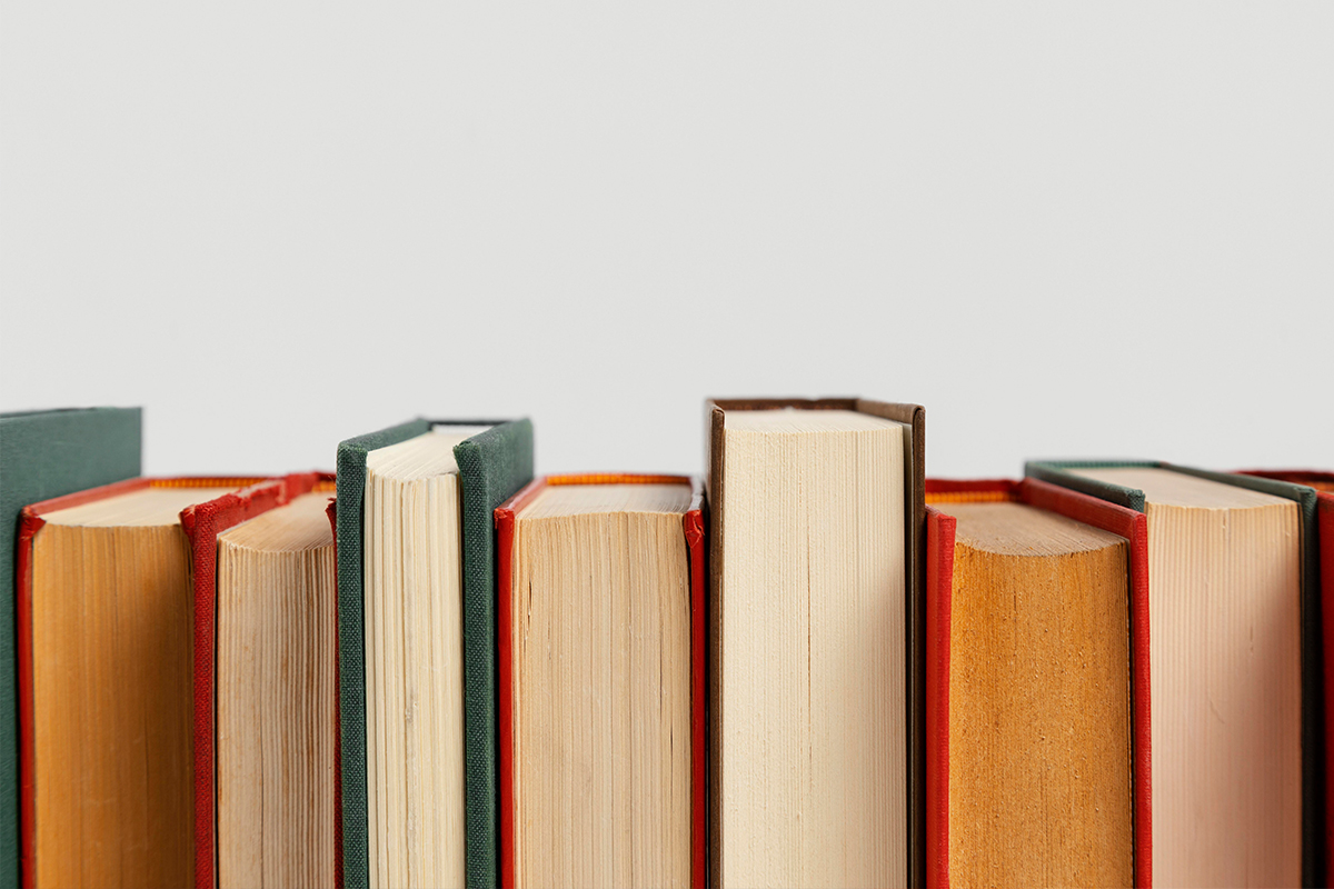 old-books-arrangement-with-copy-space