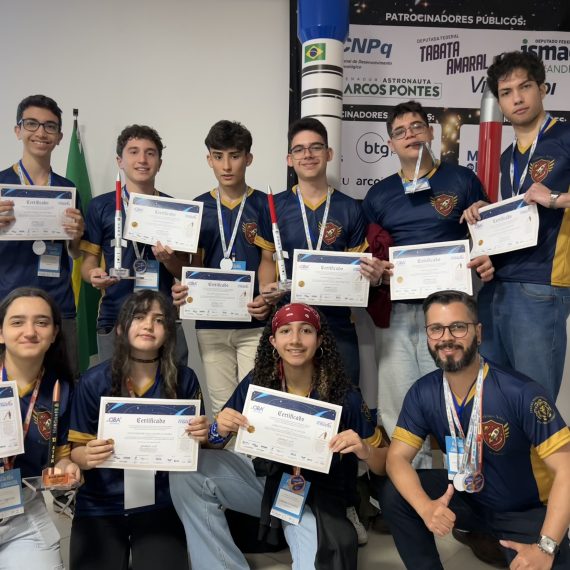 Alunos da Etec Martin Luther King conquistaram medalhas de prata e bronze na 88ª Jornada de Foguetes, ao lado do professor-orientador (fileira inferior)