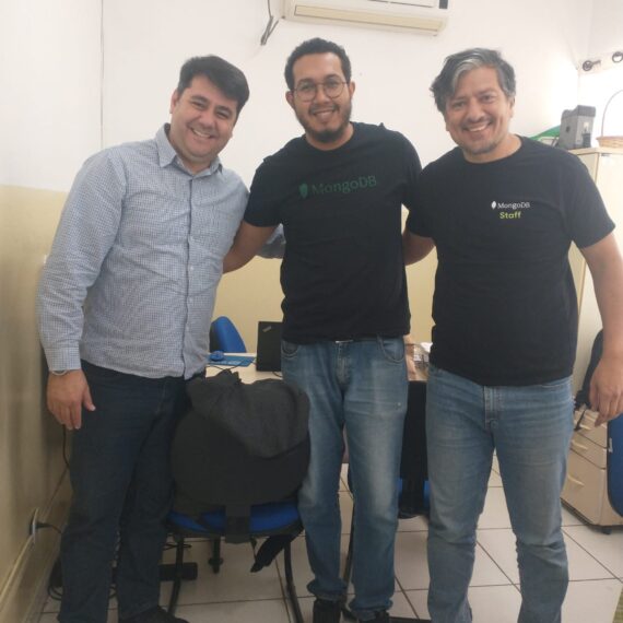 Superintendente da Etec, Fábio, professor Paulo e Vagner Pontes, da Mongo DB.