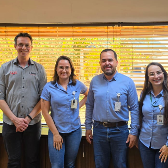 Foto com representantes da Etec Santa Fé do Sul: Peterson, Fernando Pedroso ao lado de representantes da Usina Vale do Paraná, em Suzanápolis.
