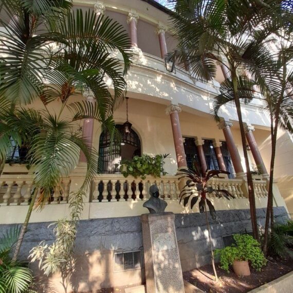 Fachada da Etec Carlos de Campos