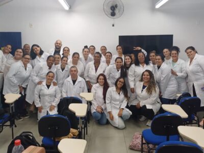 A imagem contém os alunos presentes no início do curso, juntos pousando para a foto.