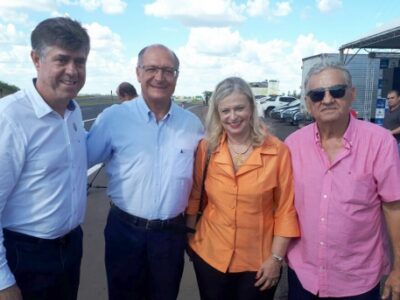 Prefeito Márcio Cardim, Governador Geraldo Alckmin, a Superintendente do Centro Paula Souza, Laura Laganá e o ex-prefeito Kiko Micheloni, neste sábado, em Martinópolis (Foto: Cedida).