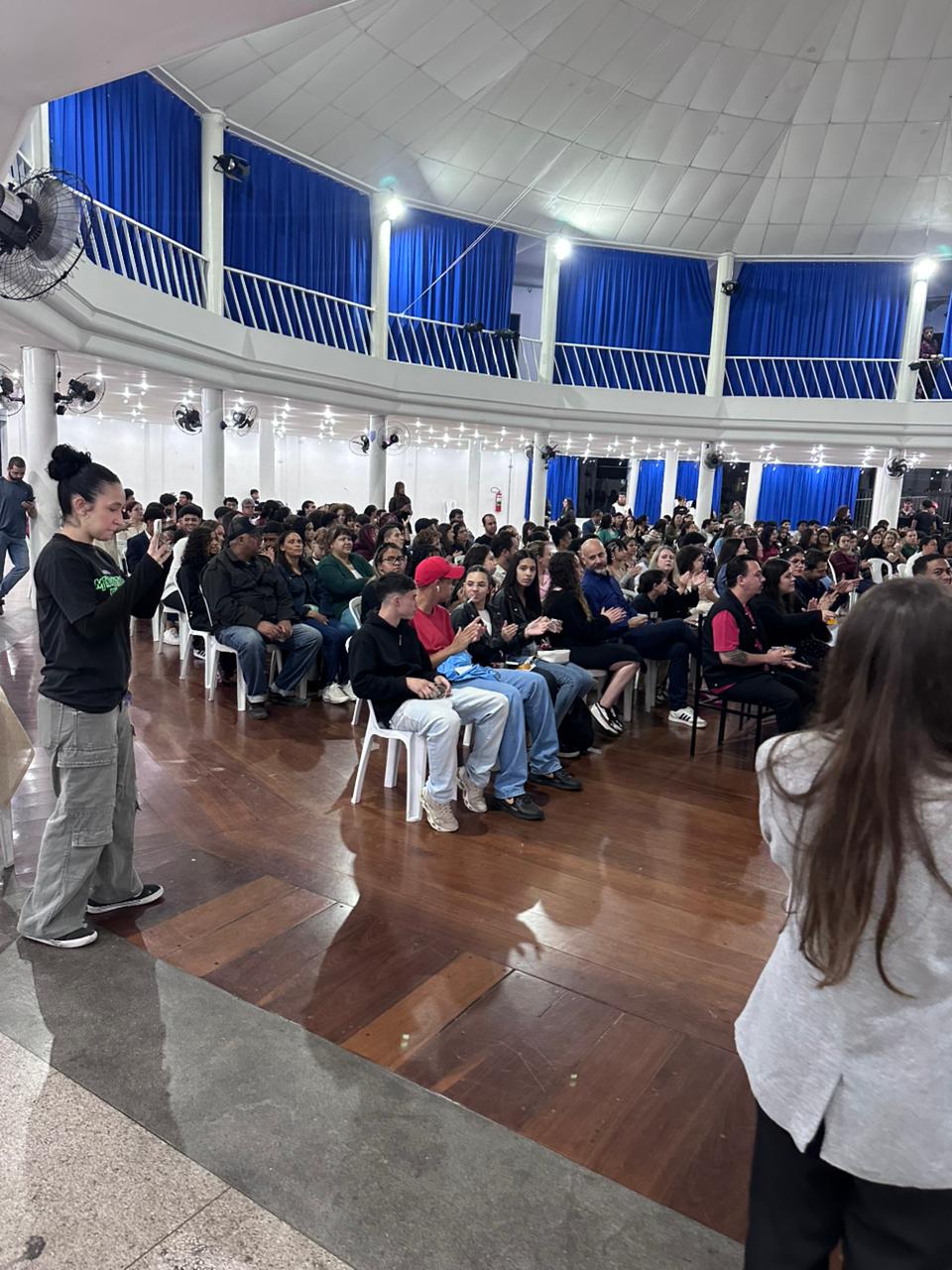 Publico de Pais, Alunos, Autoridades Locais, Empresários e Professores da Etec.