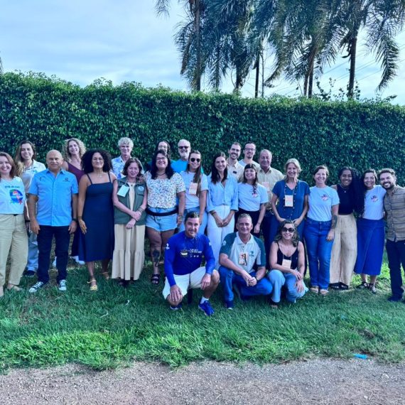 Fotografia de um grupo de 25 pessoas que participaram da Oficina das Unidades de Conservação Costeiro-Marinhas.