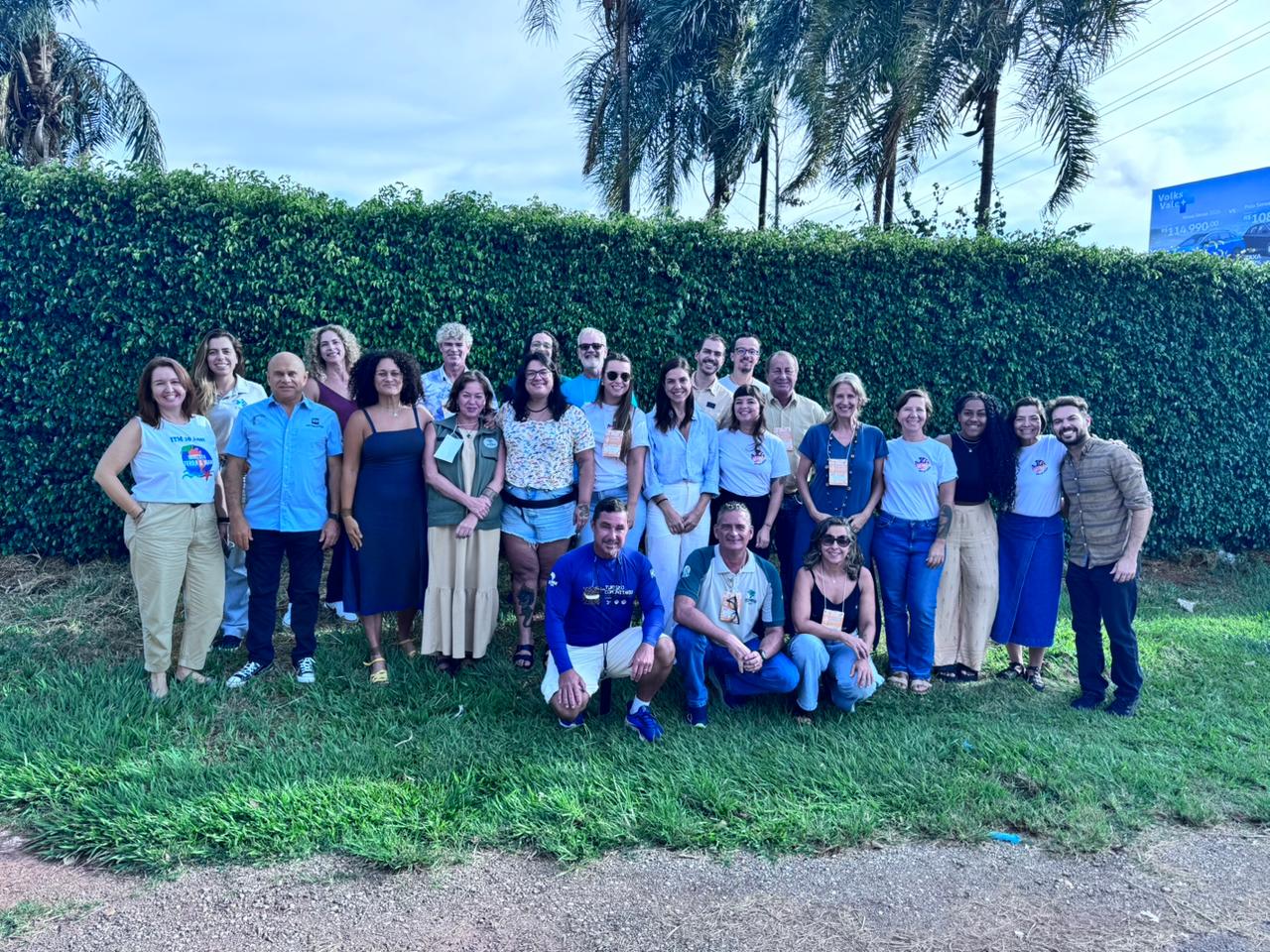 Fotografia de um grupo de 25 pessoas que participaram da Oficina das Unidades de Conservação Costeiro-Marinhas.