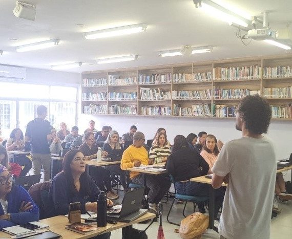 Fotografia do Prof. Ms. Fábio Lippi apresentando sobre a Fatec para os Diretores das Escolas Públicas Estaduais do Litoral Norte