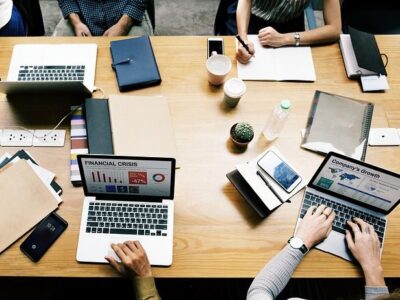 mesa de trabalho com computadores e materiais de escritório