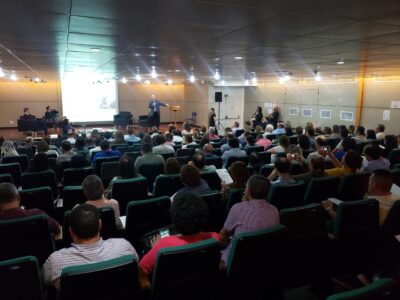 auditório com pessoas assistindo à palestra