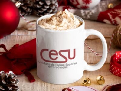 caneca com creme dentro e o logotipo da cesu estampado