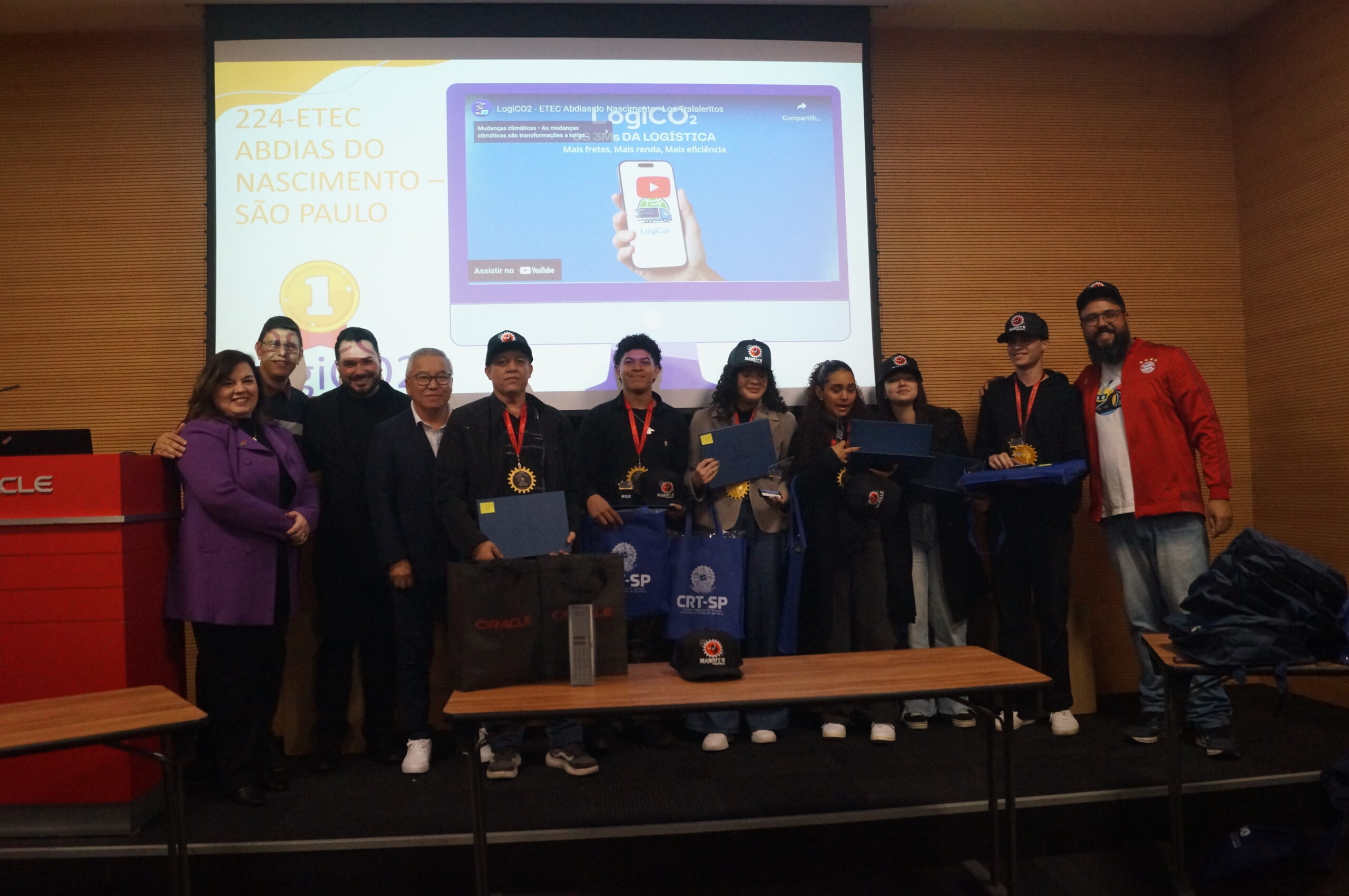 Membros da equipe LogiCO2 recebendo premiação do CRT-SP