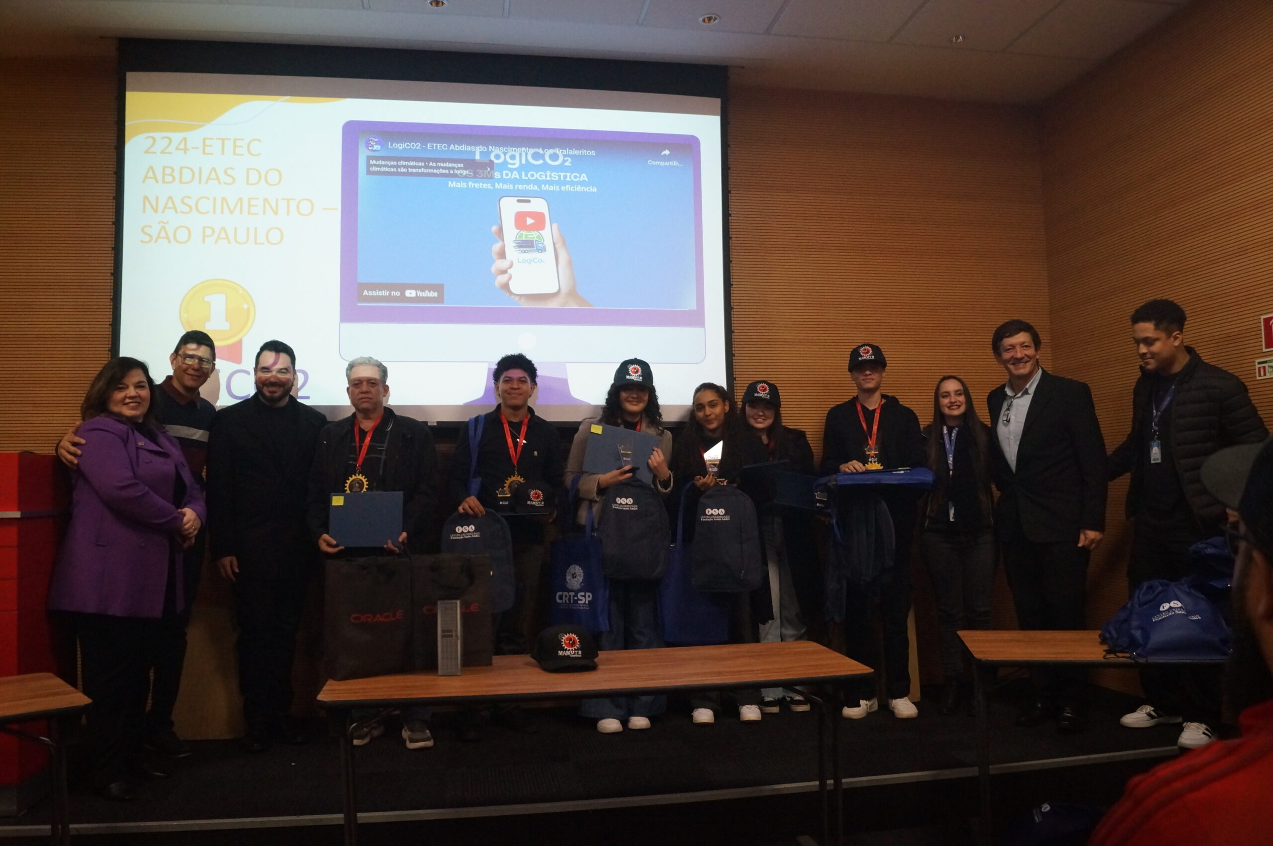 Equipe LogiCO2 recebendo premiação da FSA