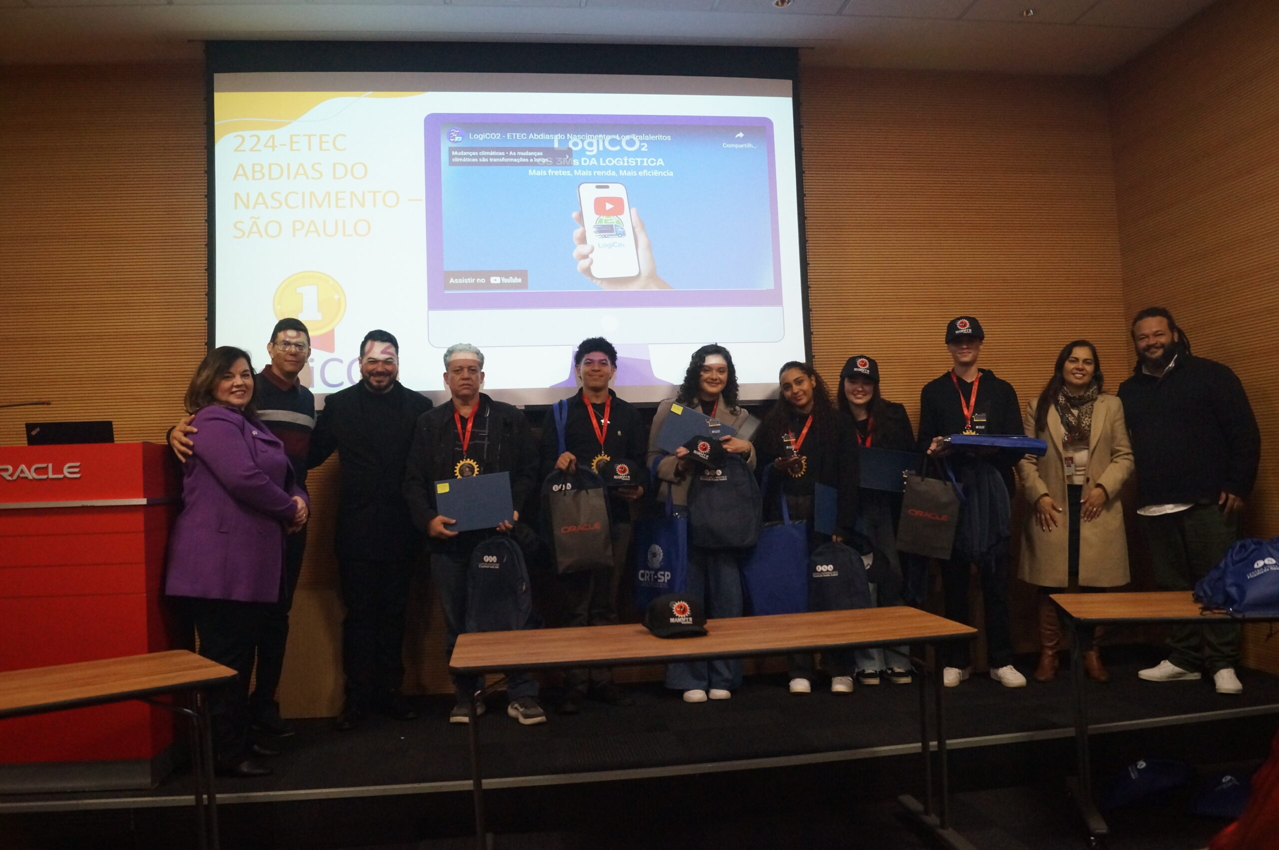 Membros da equipe LogiCO2 recebendo premiação da Oracle